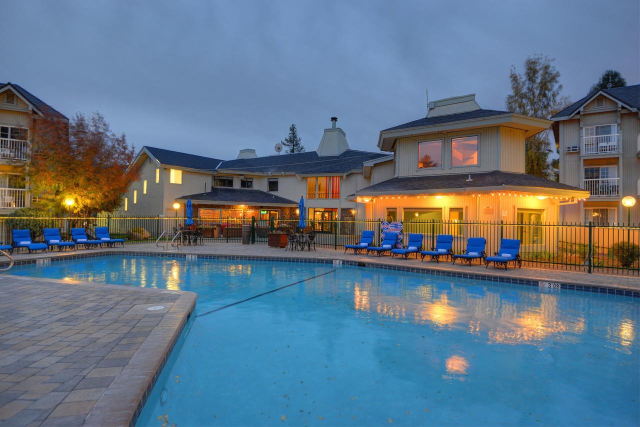 Retreat & At Tahoe Hotel